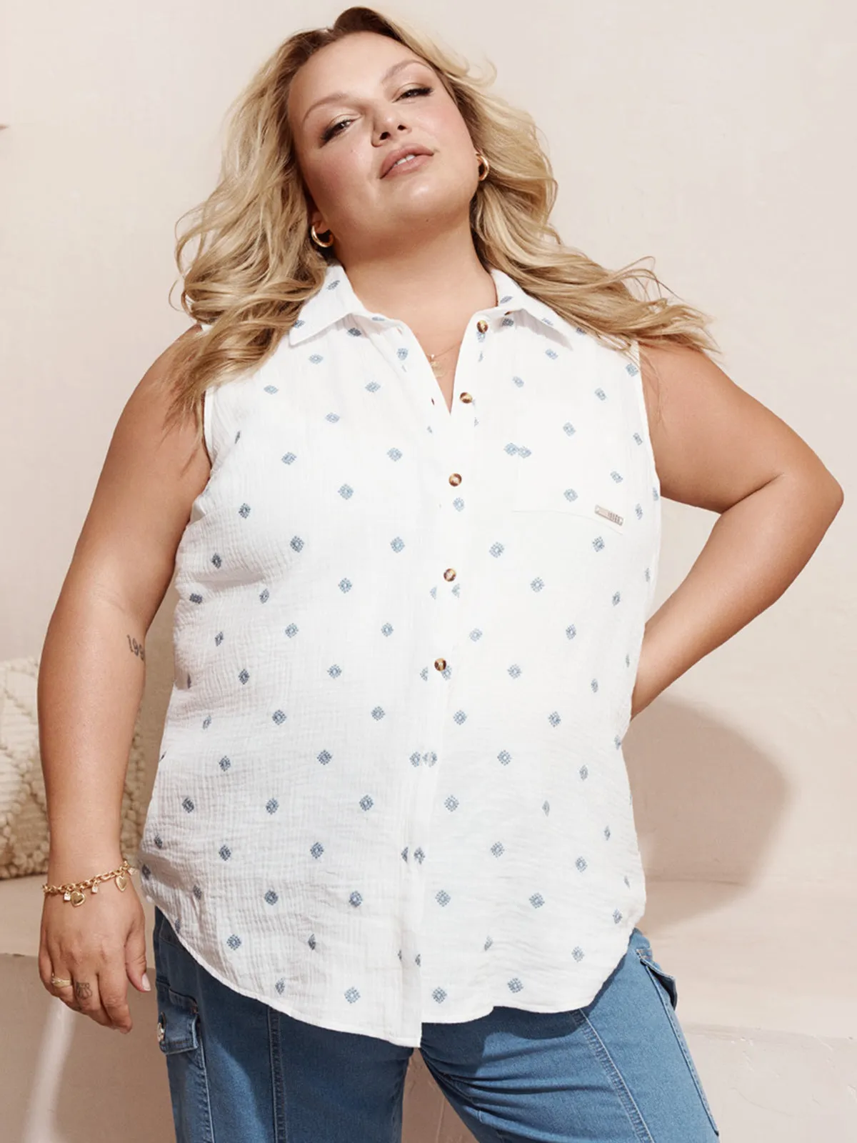 Sleeveless semi-fitted blouse with buttons sold by Claire France