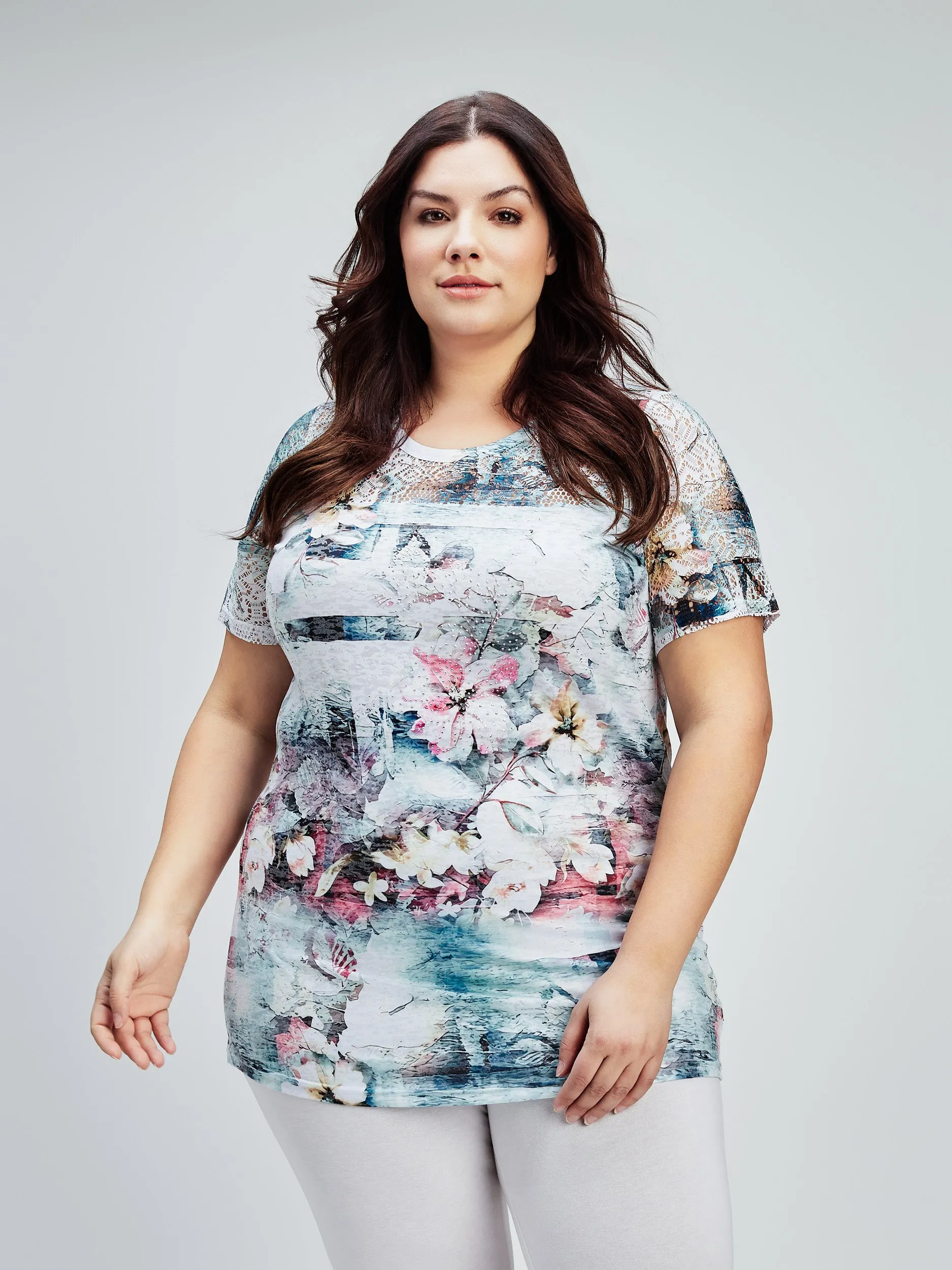 Short-sleeve semi-fitted tunic sold by Claire France product image thumbnail 2