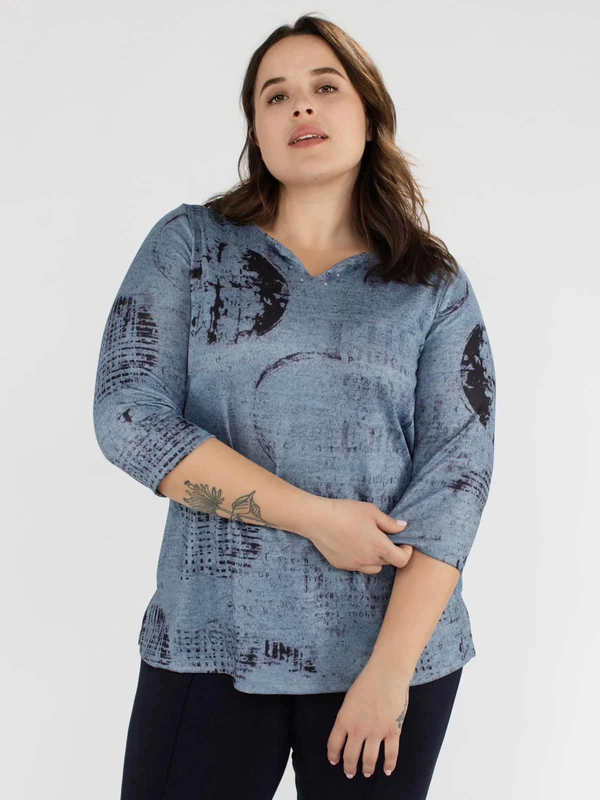 3/4-sleeve semi-fitted tunic sold by Claire France