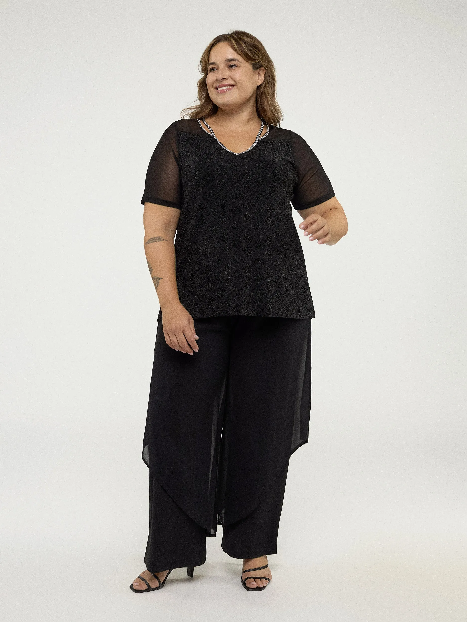 Short-sleeve semi-fitted tunic sold by Claire France