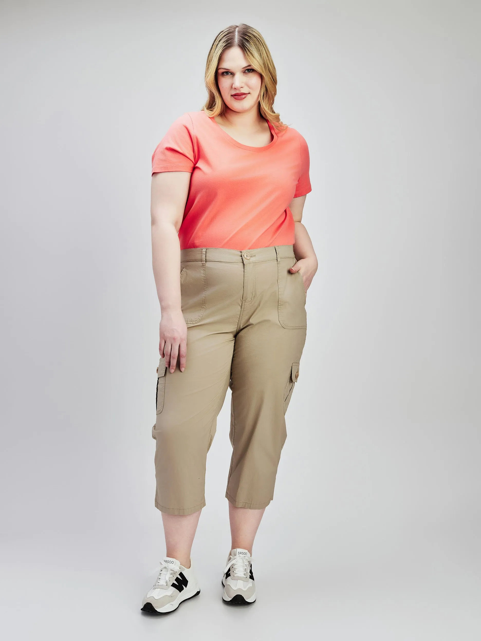 Straight semi-fitted capri sold by Claire France