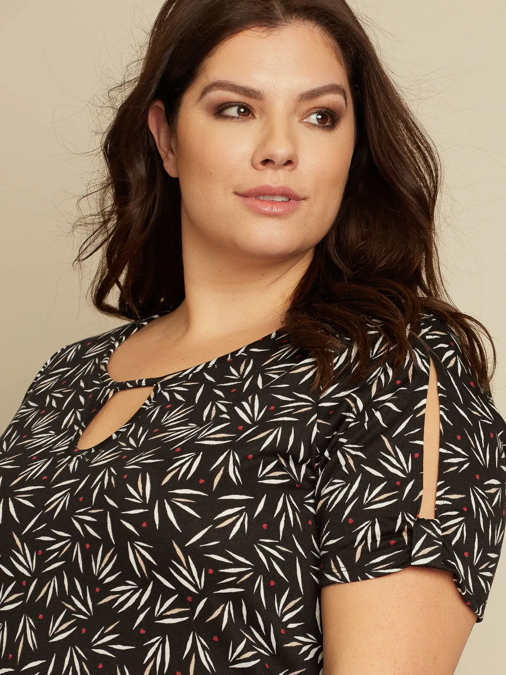 Short-sleeve semi-fitted tunic sold by Claire France product image thumbnail 2