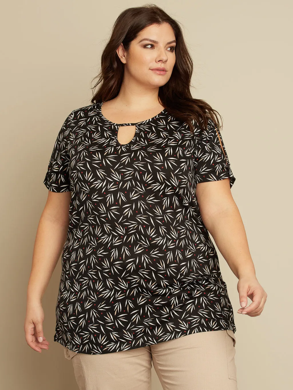 Short-sleeve semi-fitted tunic sold by Claire France