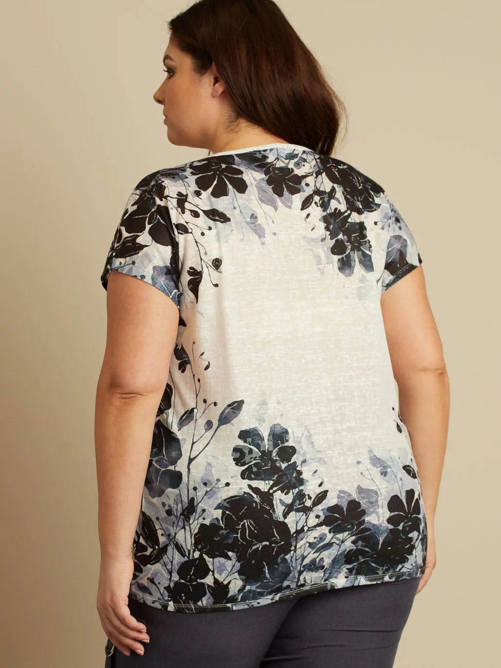 Short-sleeve semi-fitted tunic sold by Claire France product image thumbnail 3