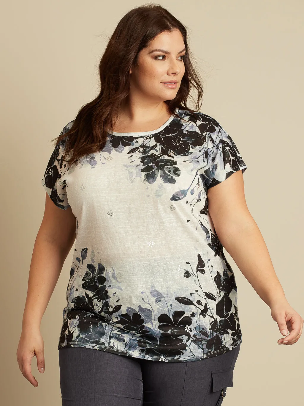 Short-sleeve semi-fitted tunic sold by Claire France