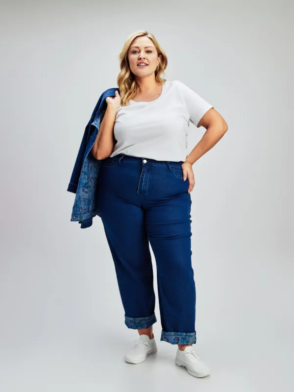 Straight semi-fitted jean sold by Claire France