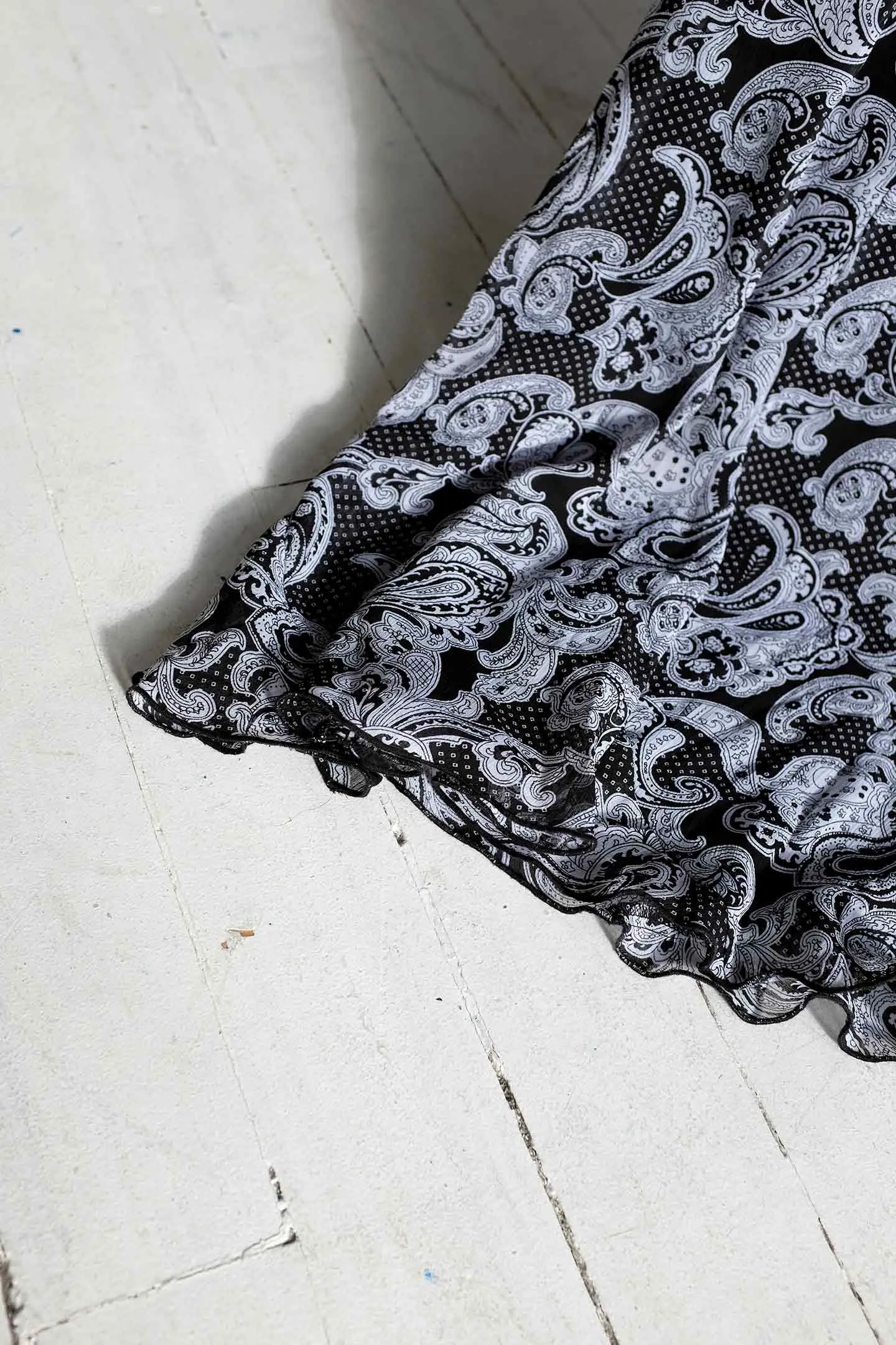 VINTAGE 90's Black and White Paisley Midi Skirt - M/L sold by WRAY product image thumbnail 4