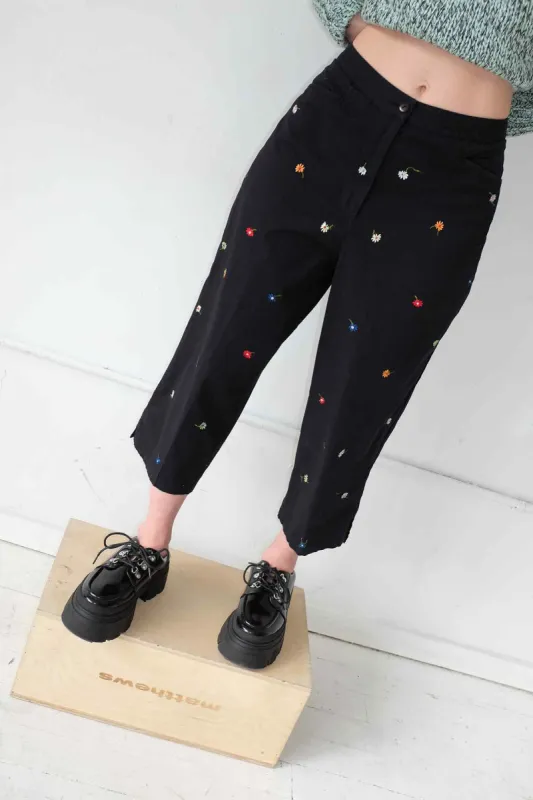VINTAGE 00's floral embroidered cropped trousers - S sold by WRAY