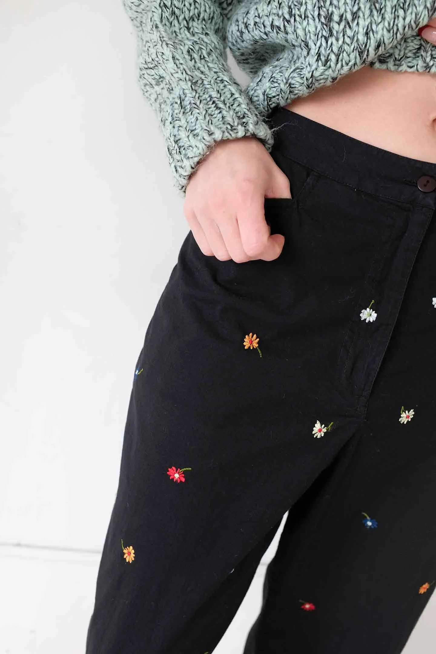 VINTAGE 00's floral embroidered cropped trousers - S sold by WRAY product image thumbnail 2