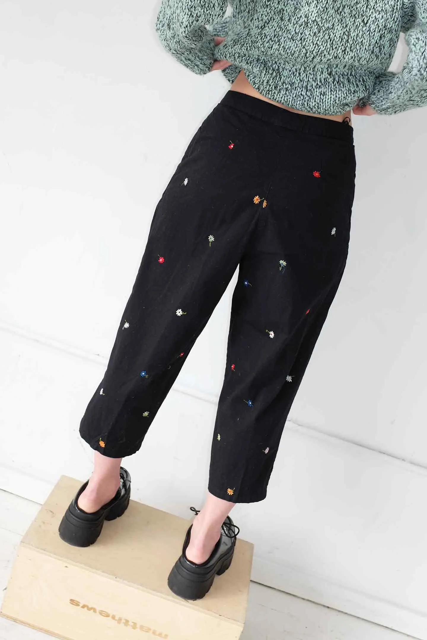 VINTAGE 00's floral embroidered cropped trousers - S sold by WRAY product image thumbnail 3