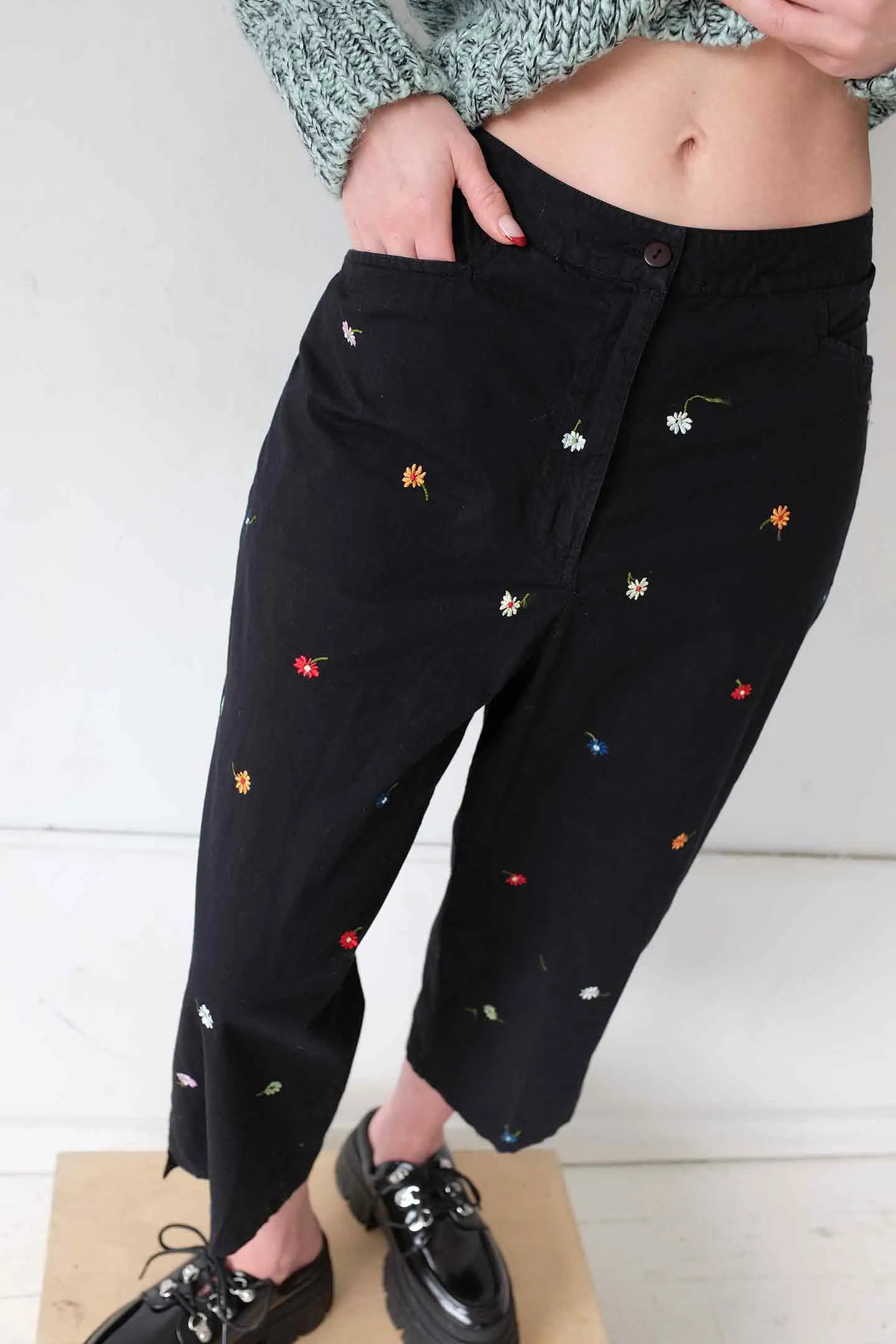 VINTAGE 00's floral embroidered cropped trousers - S sold by WRAY product image thumbnail 4