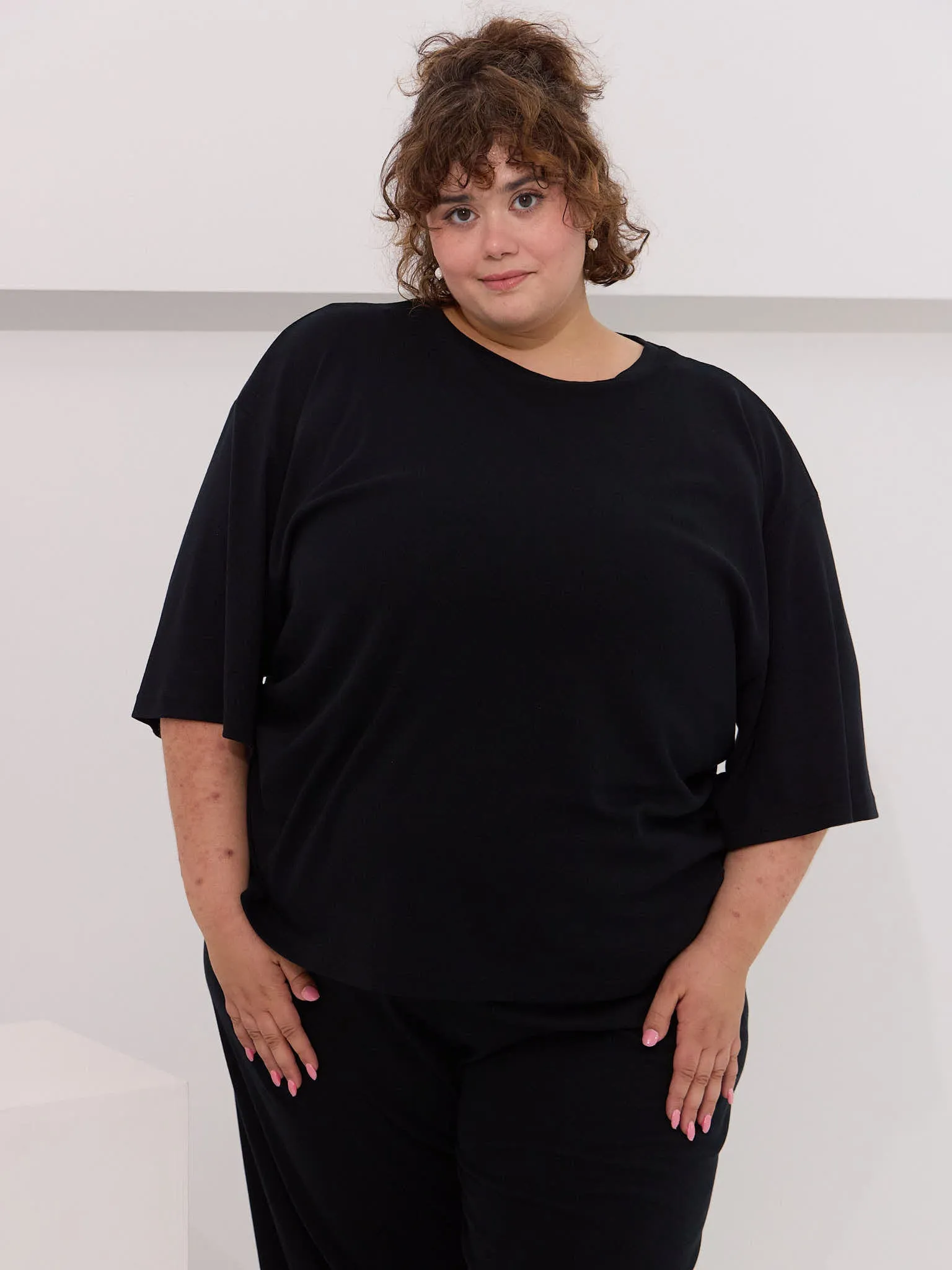 BLACK BILLIE TEE sold by Free Label product image thumbnail 3