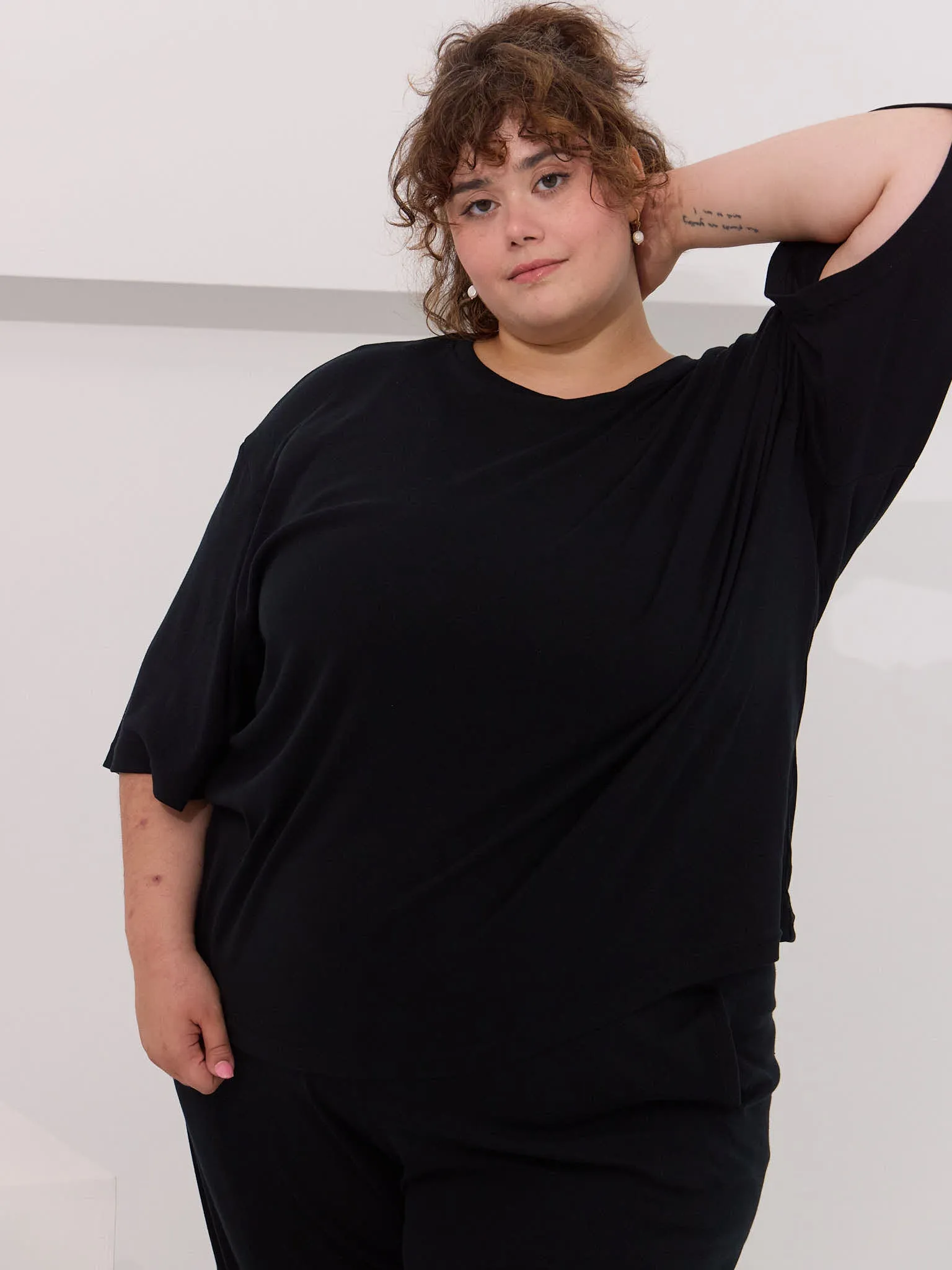 BLACK BILLIE TEE sold by Free Label product image thumbnail 4