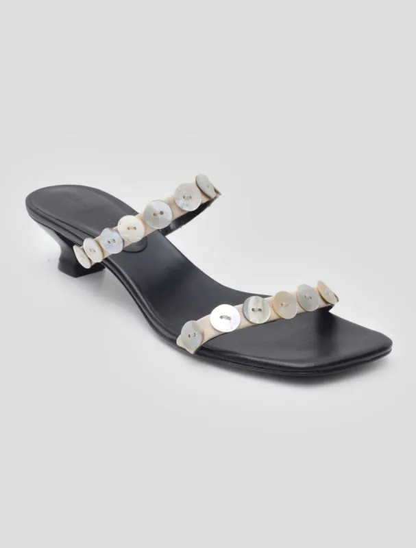 no 1947 / Bottoni II made by Paloma Wool