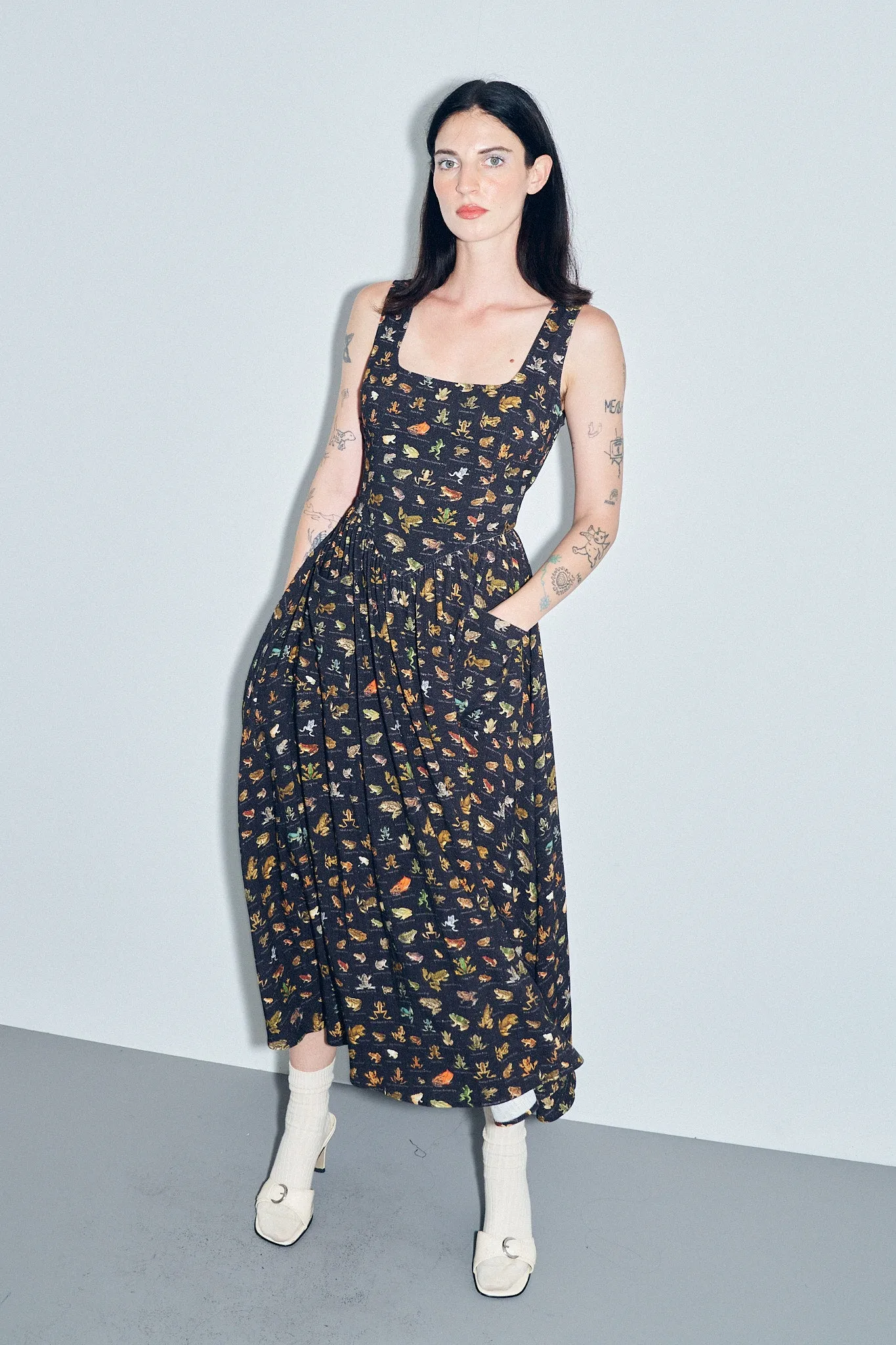 Tradwife Soft Linen Dress Frogs sold by Fashion Brand Company product image thumbnail 3