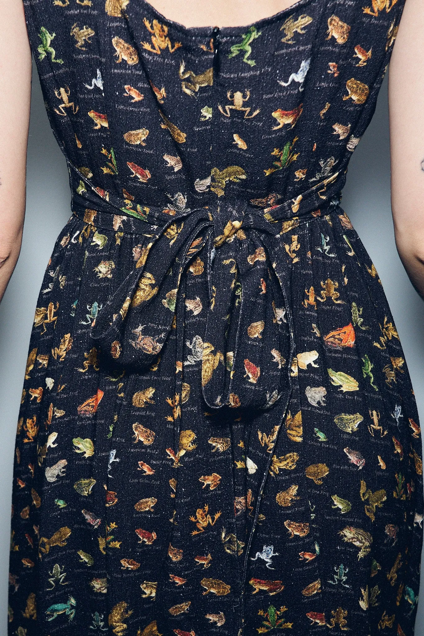 Tradwife Soft Linen Dress Frogs sold by Fashion Brand Company product image thumbnail 2