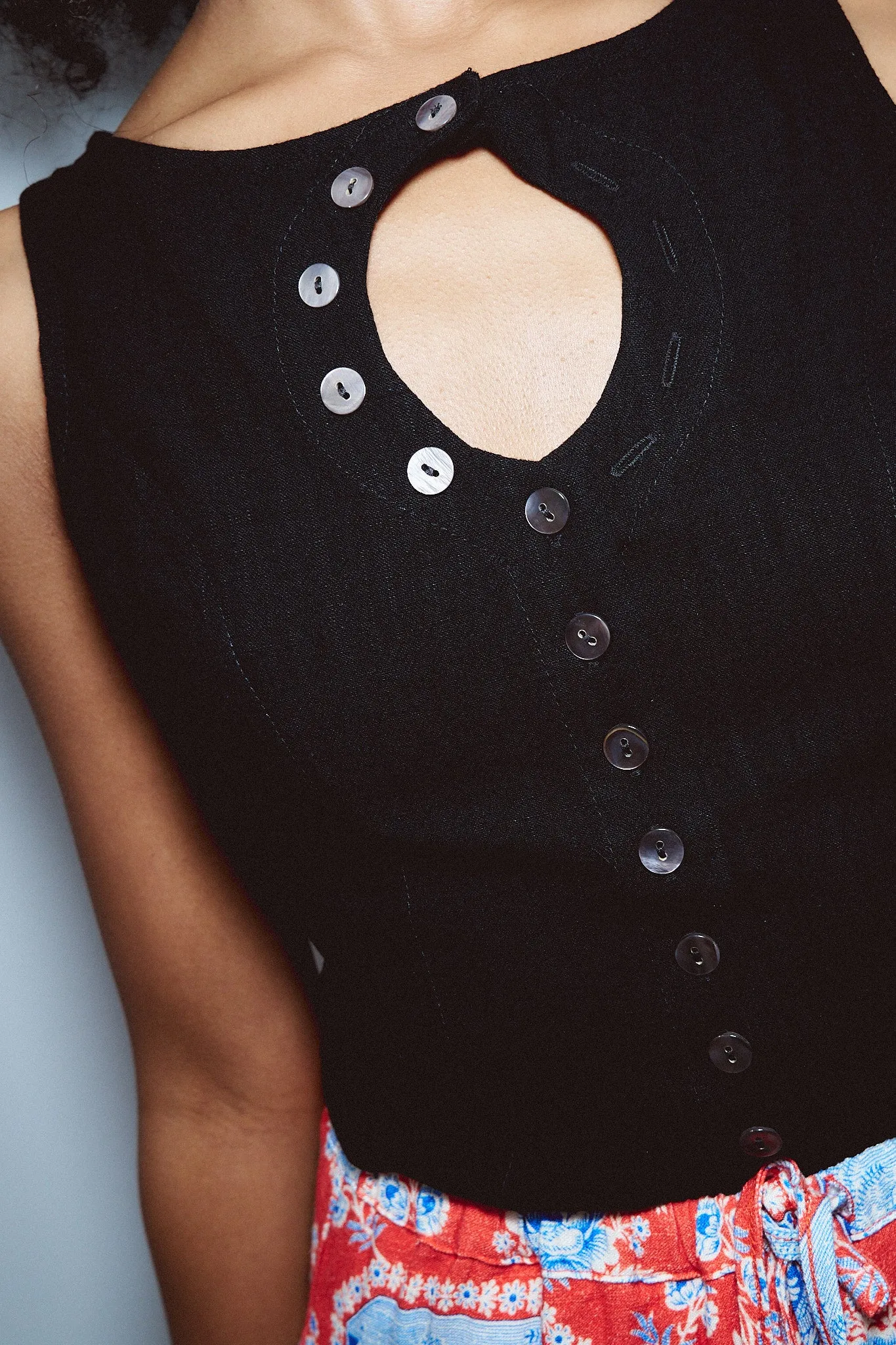 Unbuttoned Soft Linen Tank Black sold by Fashion Brand Company product image thumbnail 4