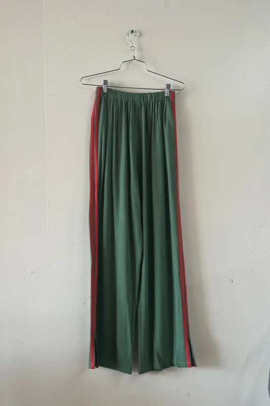 #21: S Scrap Sporty Lazy Pants Soft Linen - Mid Green / Red made by Fashion Brand Company