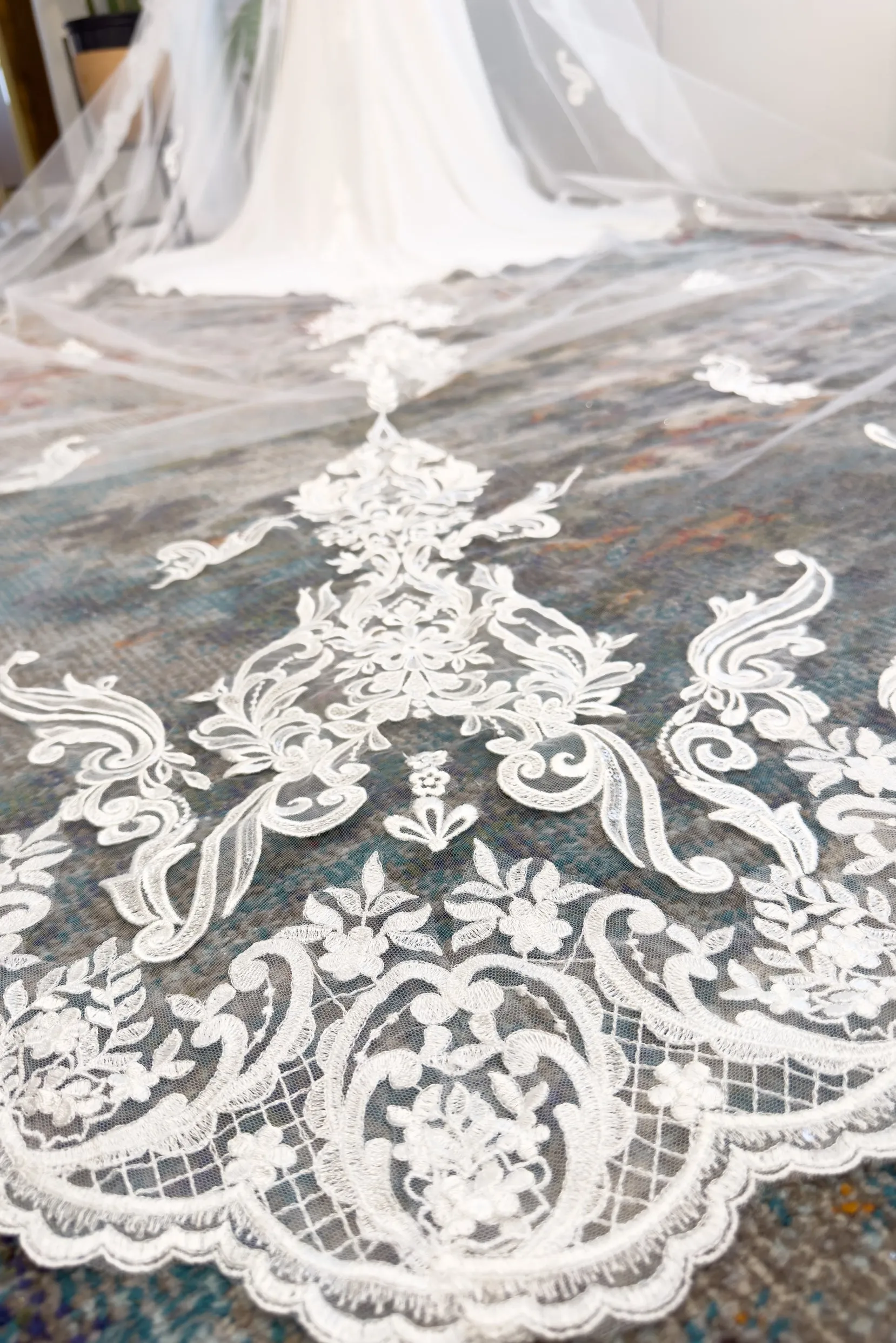 One-tier Lace Edge Tulle Cathedral Veils with Appliques CV0332 sold by Cocomelody product image thumbnail 3