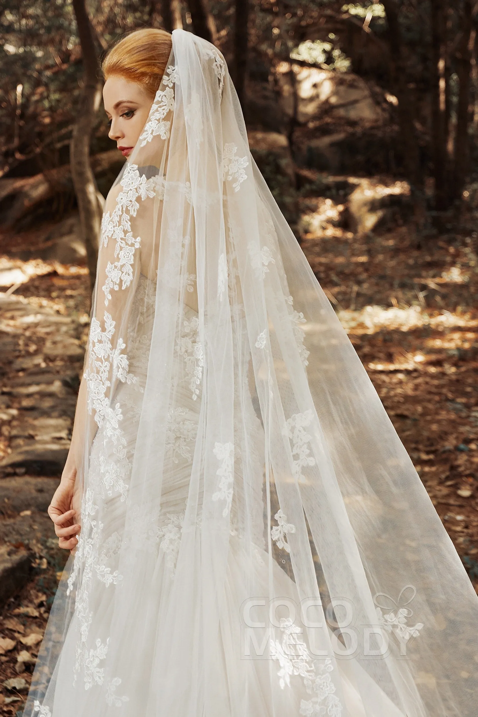 One-tier Lace Edge Tulle Cathedral Veils Appliques CV0188 sold by Cocomelody product image thumbnail 2