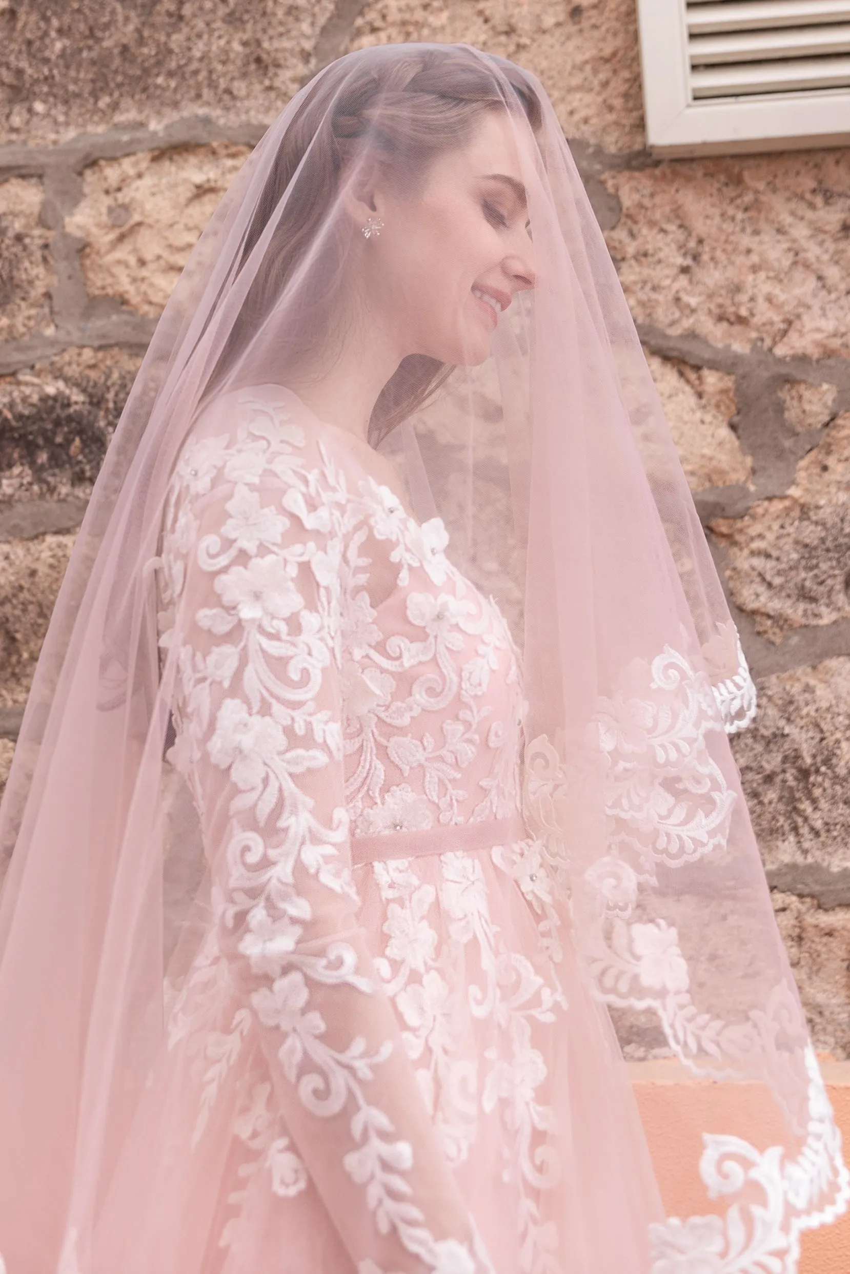 One-tier Lace Edge Tulle Fingertip Veils with Appliques CV0229 sold by Cocomelody product image thumbnail 3
