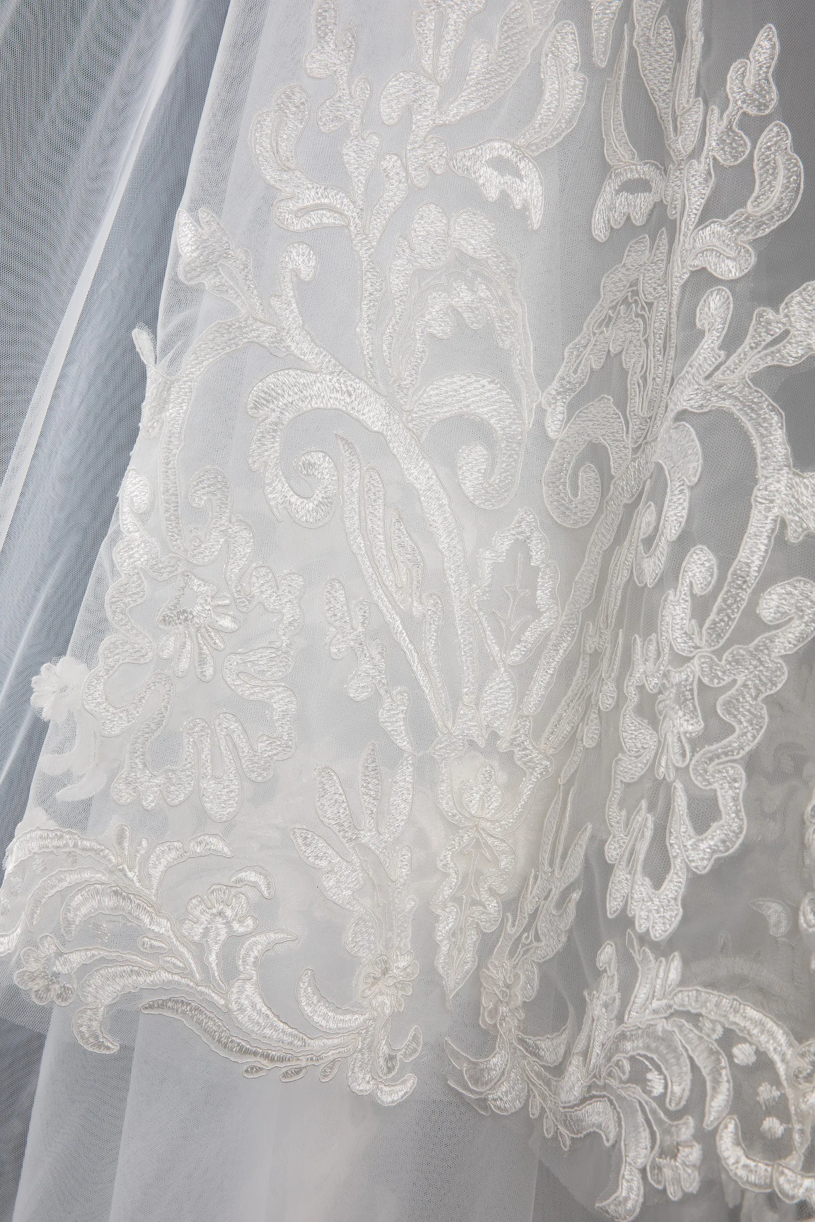 One-tier Lace Edge Tulle Lace Cathedral Veils with Appliques CV0287 sold by Cocomelody product image thumbnail 3
