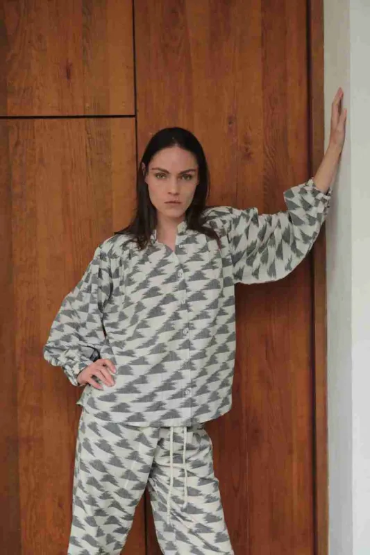 SABRINA TOP COTTON KORA WITH CLOUD IKAT IN CHARCOAL made by The Umber & Ochre