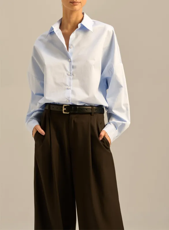 Koszula z dłuższym tyłem w jasnoniebieskim kolorze - Bilbao sold by Le Brand