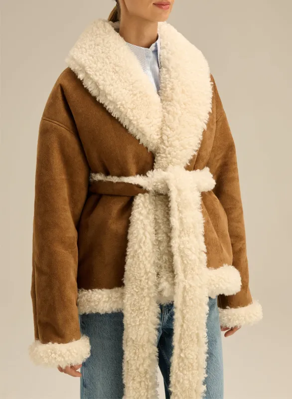 Kożuch eko o krótkim kroju wiązany w pasie - Sago sold by Le Brand