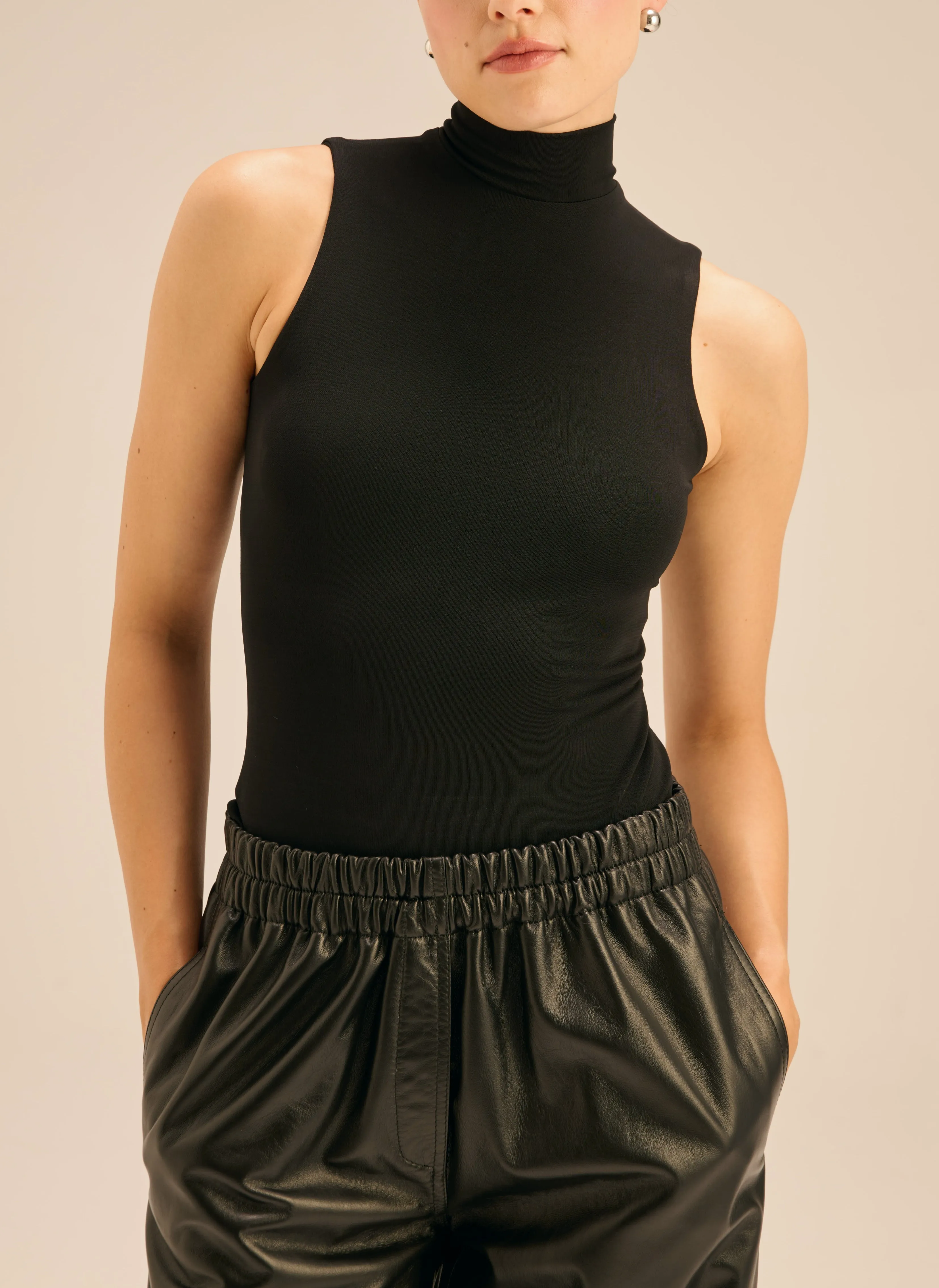 Top bez rękawów ze stójką - Rita sold by Le Brand