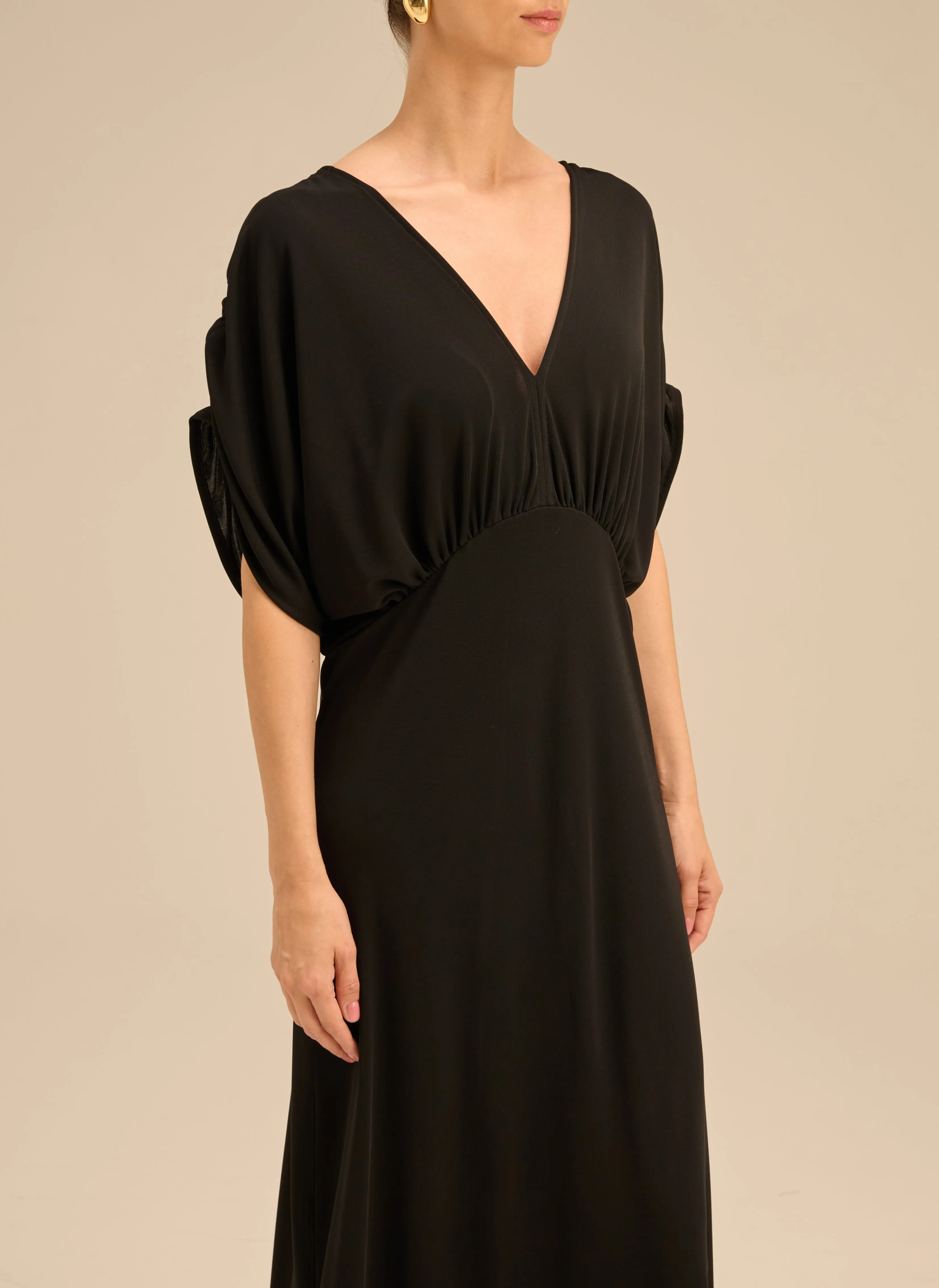 Sukienka maxi z głębokim dekoltem V i marszczonymi rękawami - Maeve sold by Le Brand product image thumbnail 3