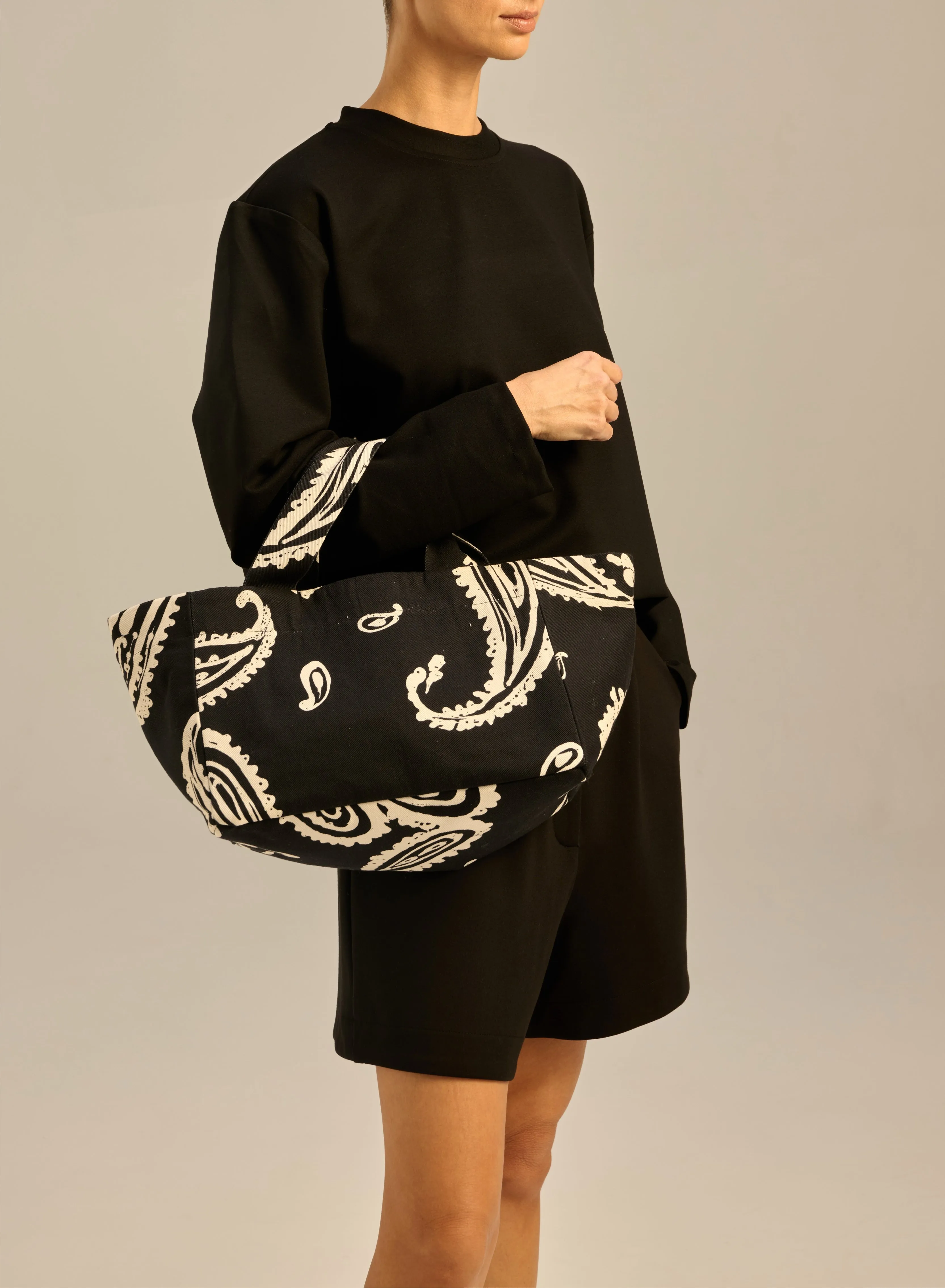 Torba mini typu shopper czarna we wzór - Mia sold by Le Brand