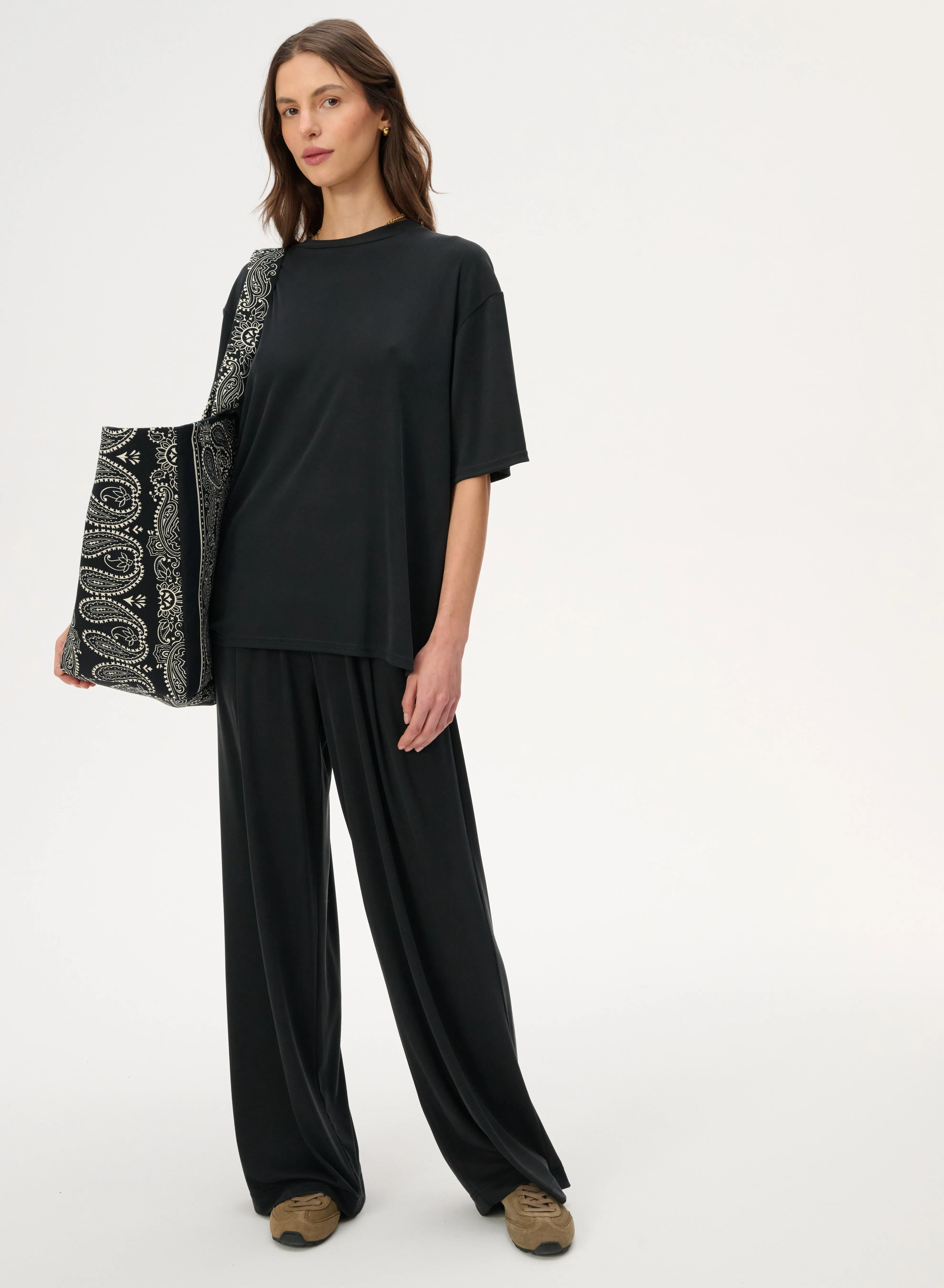 T-shirt z delikatnej dzianiny w kolorze czarnym - Colin sold by Le Brand product image thumbnail 4