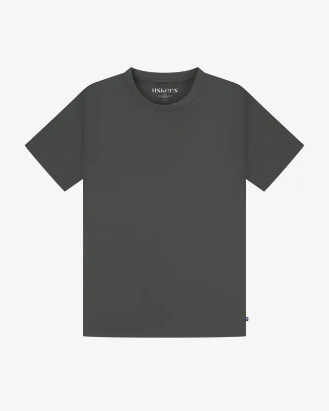 7006 Essential t-shirt - norway spruce made by uskees