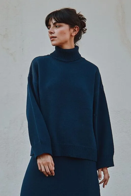 MICHELLE Lightweight Turtleneck Sweater in Merino Wool - Navy sold by L’ENVERS