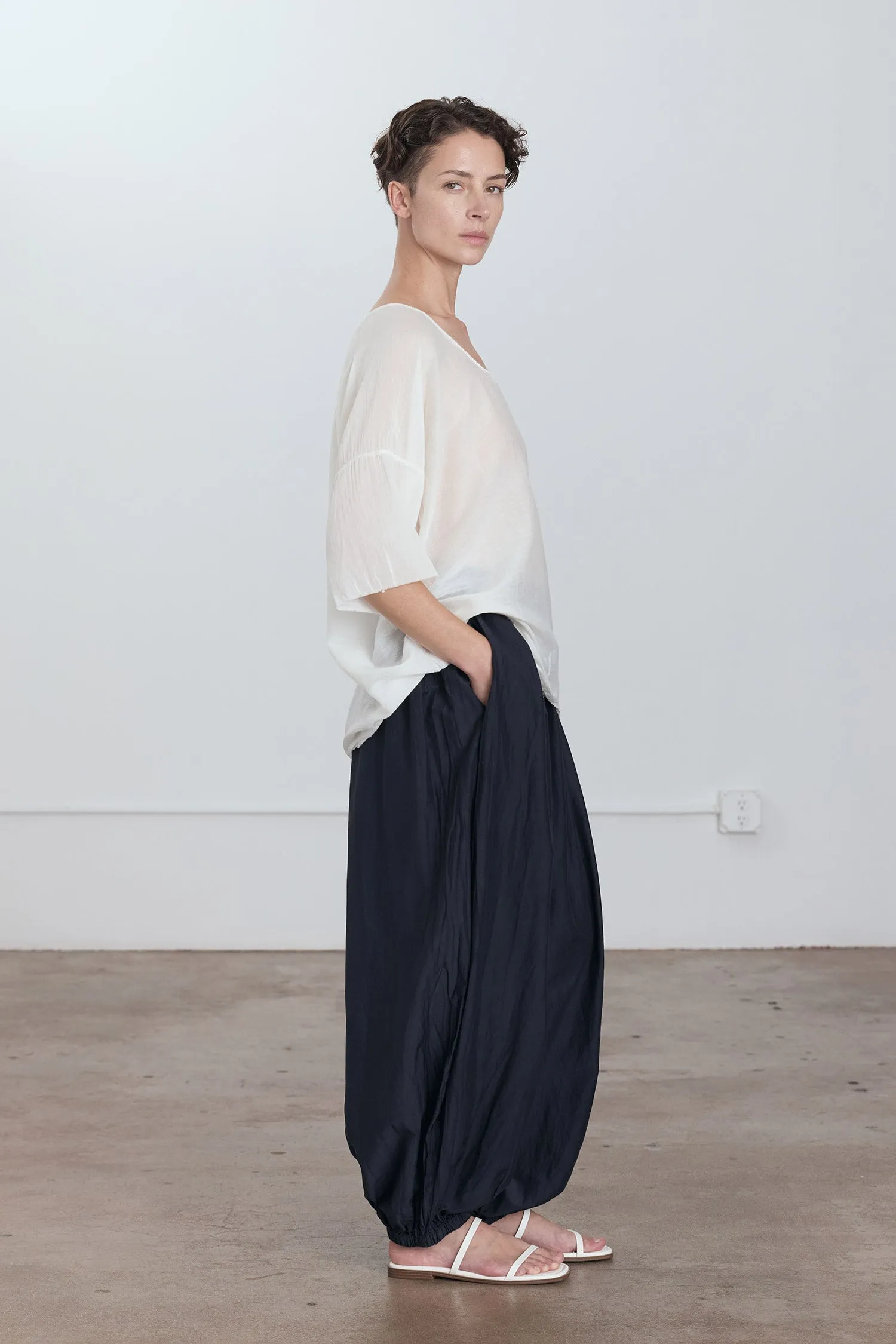 OVERSIZED TOP / WHITE sold by Black Crane product image thumbnail 5