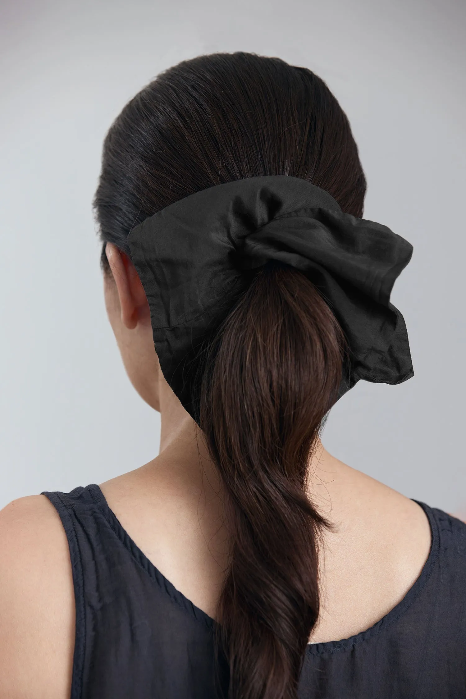 SQUARE SILK COTTON SCRUNCHIES / BLACK sold by Black Crane product image thumbnail 3