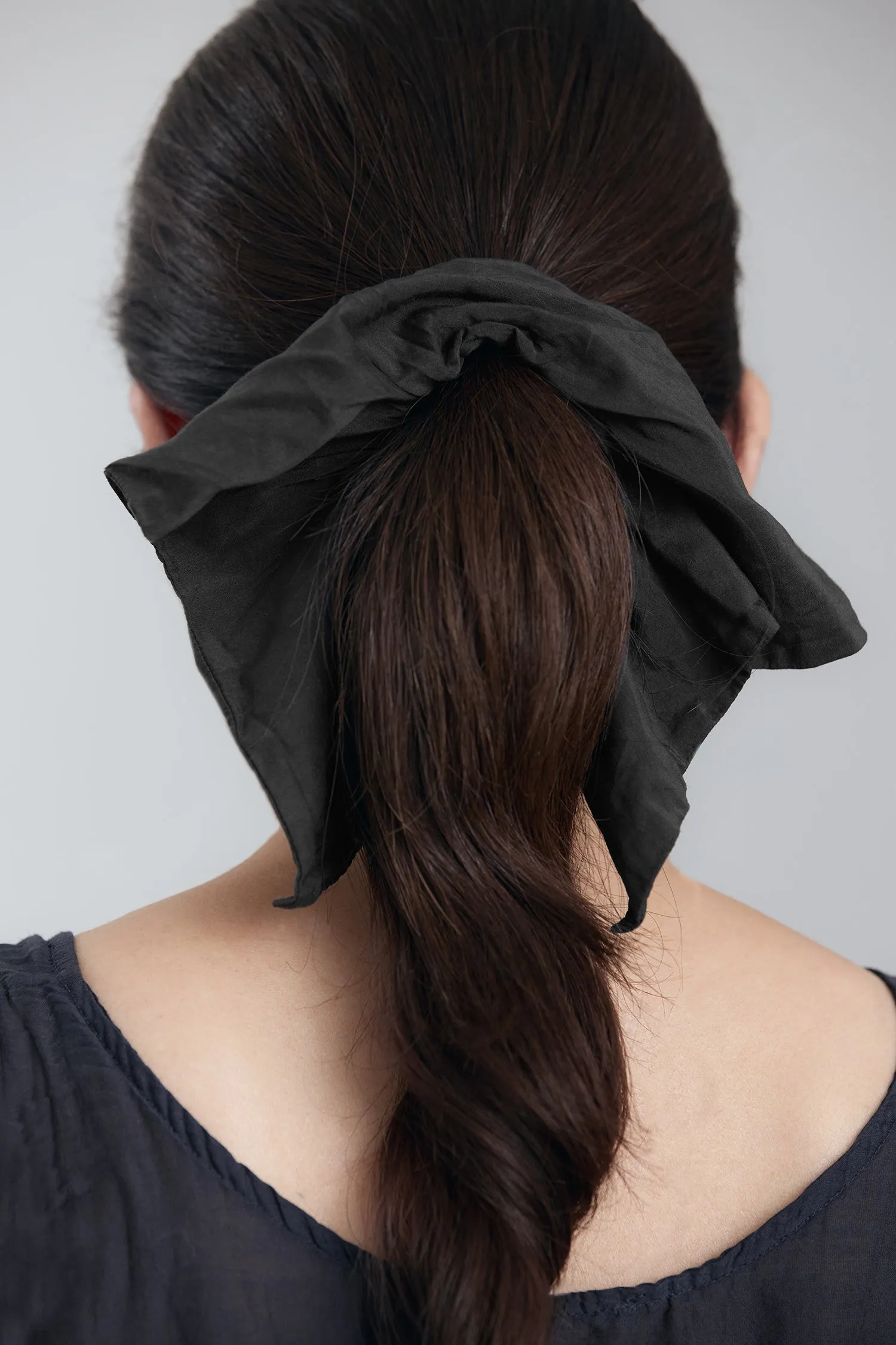 SQUARE SILK COTTON SCRUNCHIES / BLACK sold by Black Crane product image thumbnail 4