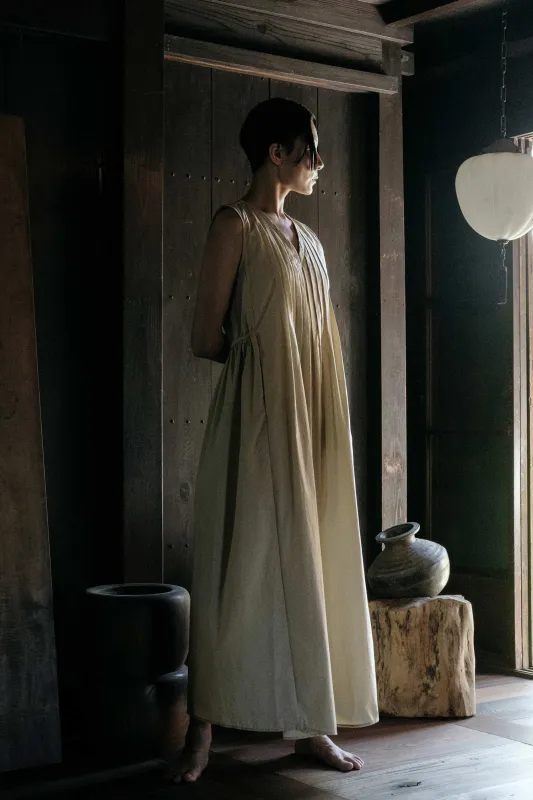 PLEATED V NECK DRESS / OYSTER / C-TVD13 made by Black Crane