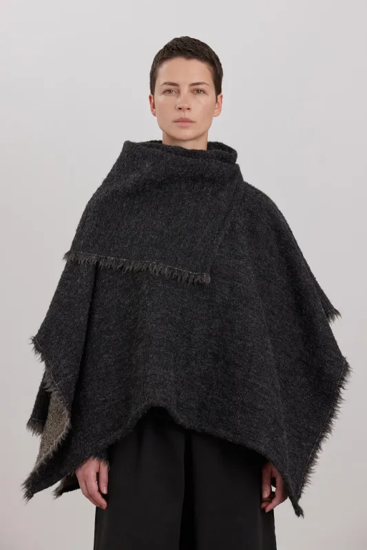 ALPACA SHORT PONCHO / DK. GREY made by Black Crane