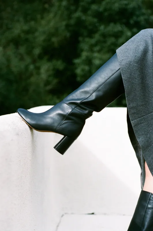 Donna in Black made by LOQ