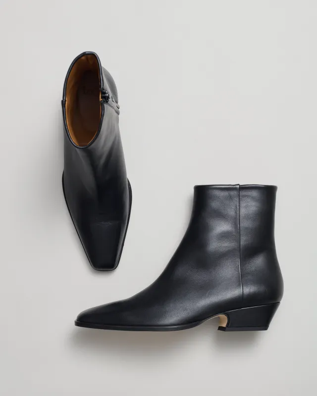 Alvaro in Black made by LOQ