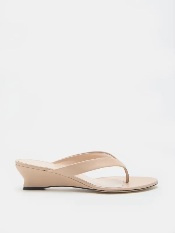 Micro Wedge Thong / Fawn Leather made by Le Monde Beryl