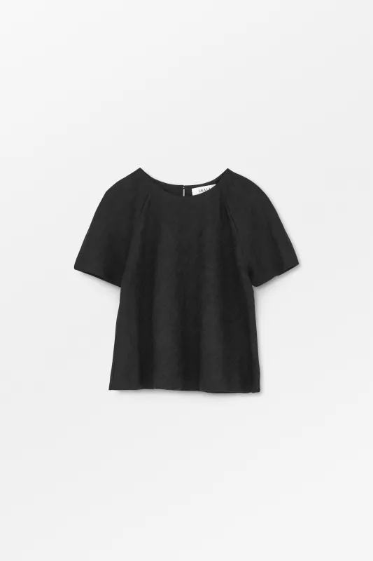 Nila tee - Black made by Skall Studio
