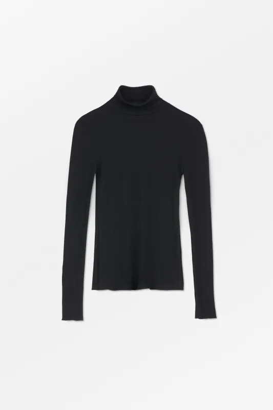 Amy T-neck - Black made by Skall Studio