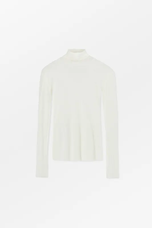 Amy T-neck - Off white made by Skall Studio