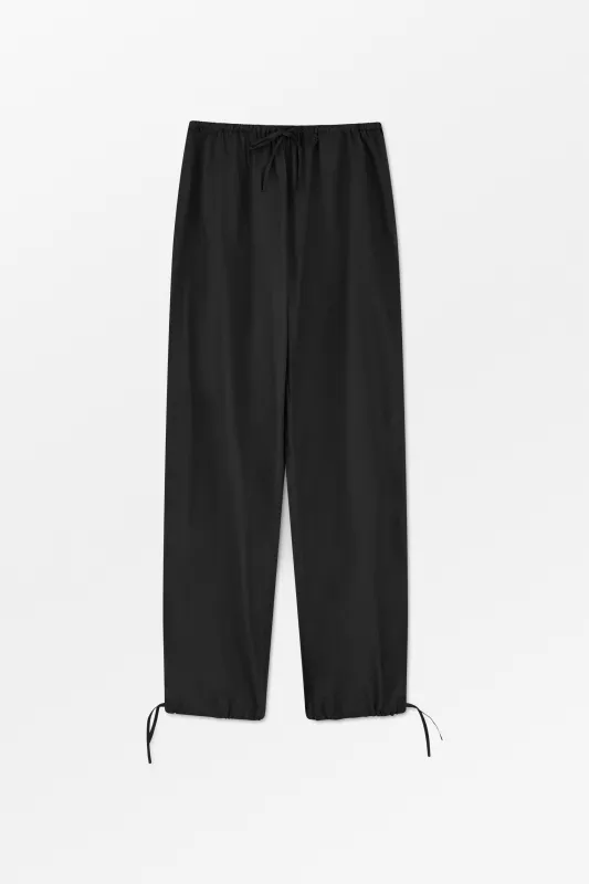 Petri pants - Black made by Skall Studio