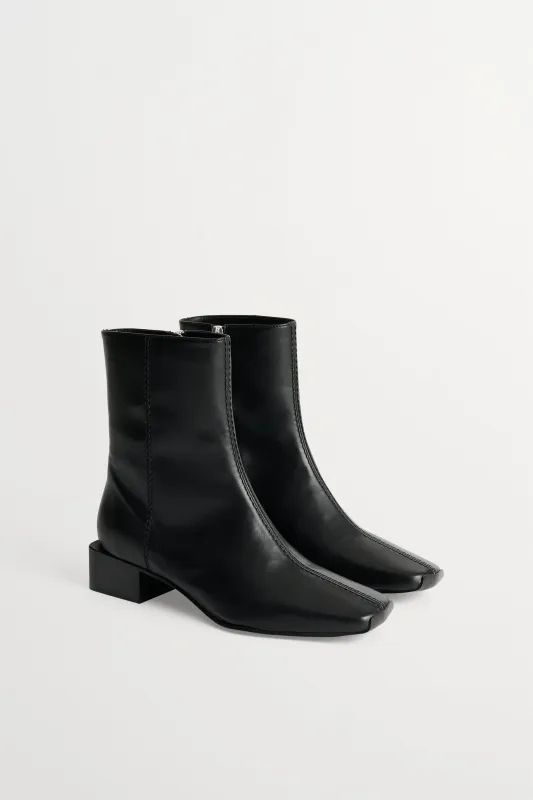 Square boot - Black made by Skall Studio