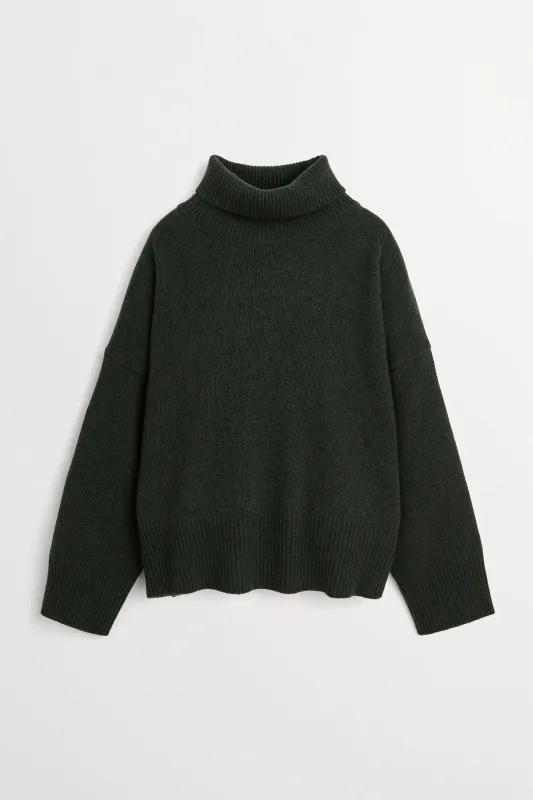 Silene t-neck - Dark green made by Skall Studio