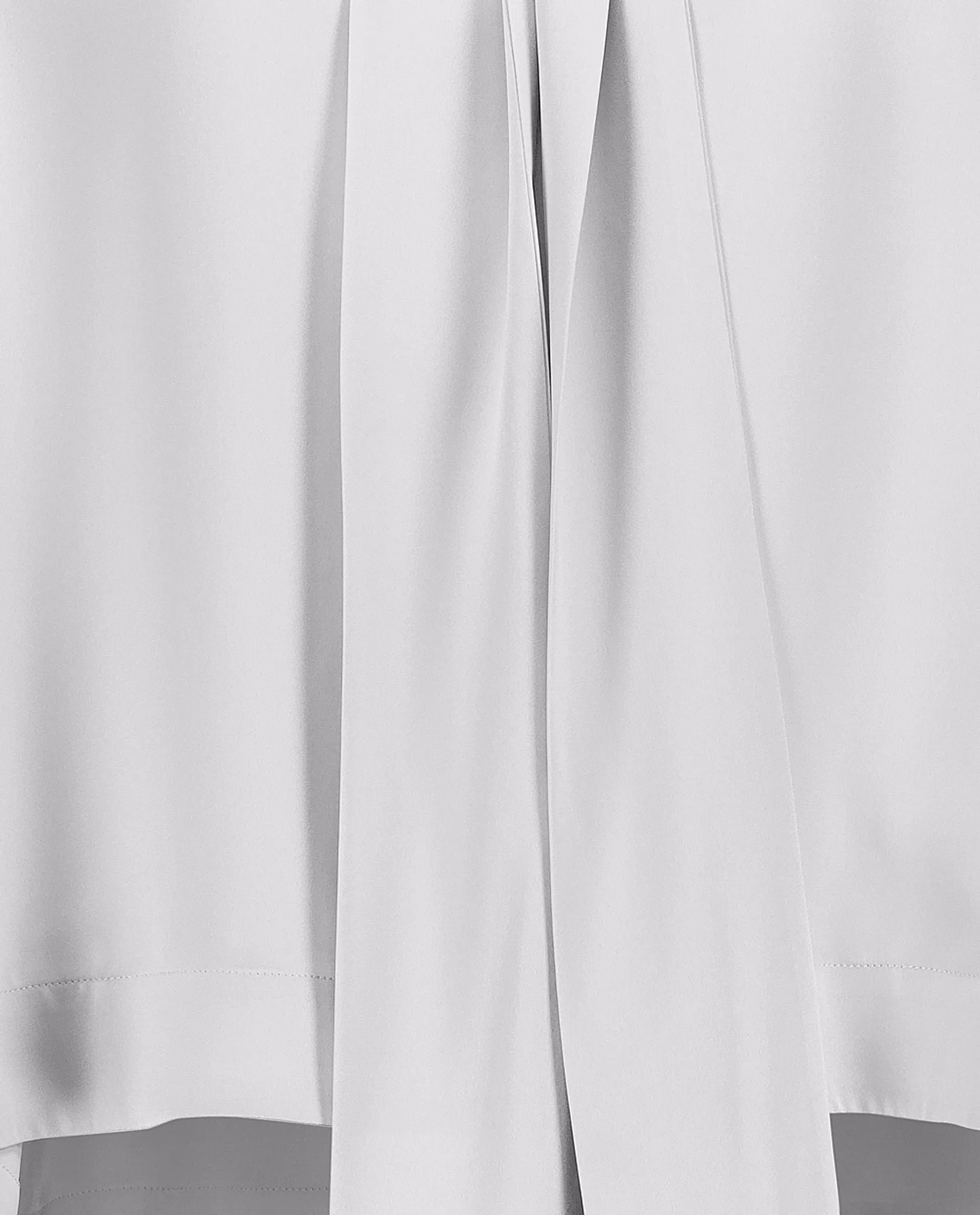 Bluse aus Seide in Grau sold by Allude product image thumbnail 4